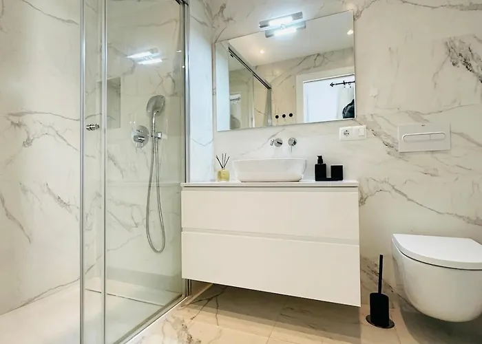 Luxury With Private Rooftop & Jacuzzi