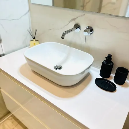 Daire Luxury With Private Rooftop & Jacuzzi *